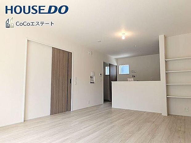□■リビング■□大切な家族が集まるからこそLDKにはこだわりたいですね。窓が多い設計は様々な角度から光を取り込めるこだわりの間取りです。