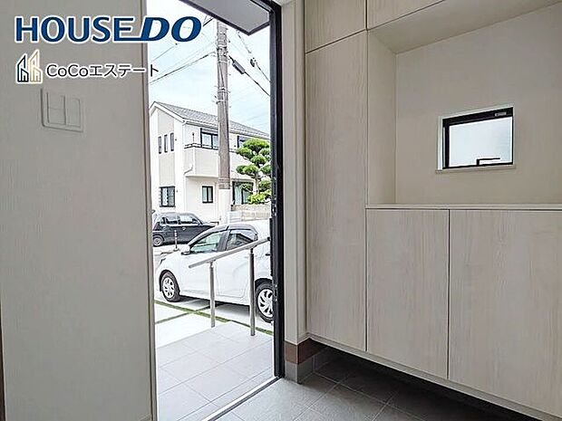 □■玄関■□いつでもスッキリとした玄関でお出迎え♪散らかりがちな玄関がスッキリ片付く収納力の高い玄関収納が備え付けられてます。