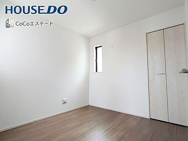 □■洋室■□4.5帖の洋室です♪お子様のお部屋や趣味のお部屋などとして使えるナチュラルなデザインです。自分好みの空間に仕上げるワクワク感も◎