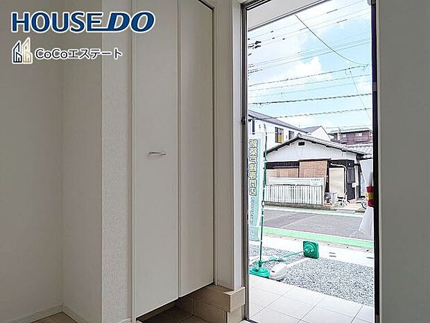 □■玄関■□いつでもスッキリとした玄関でお出迎え♪散らかりがちな玄関がスッキリ片付く収納力の高い玄関収納が備え付けられてます。