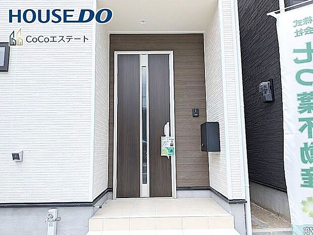 □■玄関■□雨除けに便利な屋根付き!