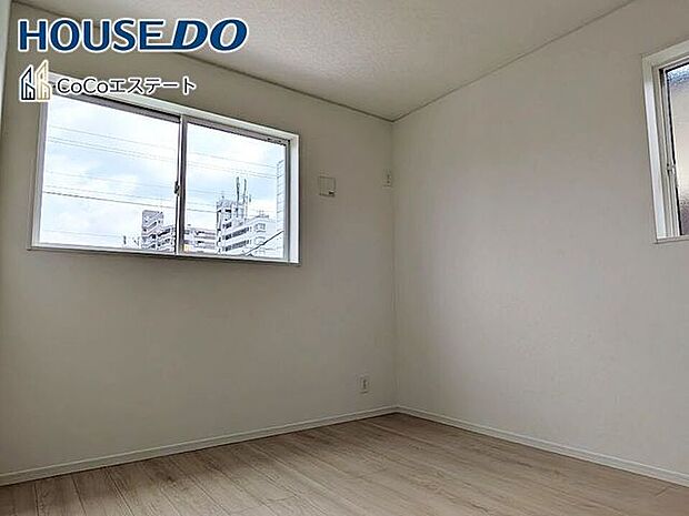□■洋室■□5帖の洋室です♪お子様のお部屋や趣味のお部屋などとして使えるナチュラルなデザインです。自分好みの空間に仕上げるワクワク感も◎