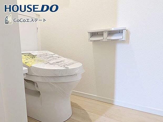 □■トイレ■□温水洗浄便座付きトイレ♪冬場や冷え込む時期にもお尻を温かく快適に保ちます。また、汚れにくく掃除しやすい設備です。