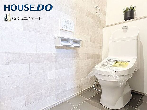 □■トイレ■□温水洗浄便座付きトイレ♪冬場や冷え込む時期にもお尻を温かく快適に保ちます。また、汚れにくく掃除しやすい設備です。