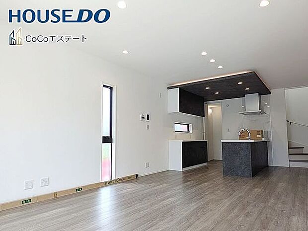 □■リビング■□大切な家族が集まるからこそLDKにはこだわりたいですね。窓が多い設計は様々な角度から光を取り込めるこだわりの間取りです。