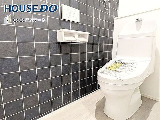 □■トイレ■□温水洗浄便座付きトイレ♪冬場や冷え込む時期にもお尻を温かく快適に保ちます。また、汚れにくく掃除しやすい設備です。