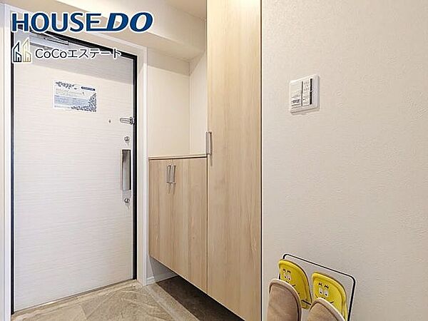 □■玄関■□いつでもスッキリとした玄関でお出迎え♪散らかりがちな玄関がスッキリ片付く収納力の高い玄関収納が備え付けられてます。