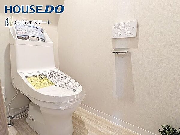 □■トイレ■□温水洗浄便座付きトイレ♪冬場や冷え込む時期にもお尻を温かく快適に保ちます。また、汚れにくく掃除しやすい設備です。
