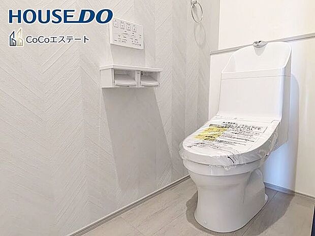□■トイレ■□温水洗浄便座付きトイレ♪冬場や冷え込む時期にもお尻を温かく快適に保ちます。また、汚れにくく掃除しやすい設備です。