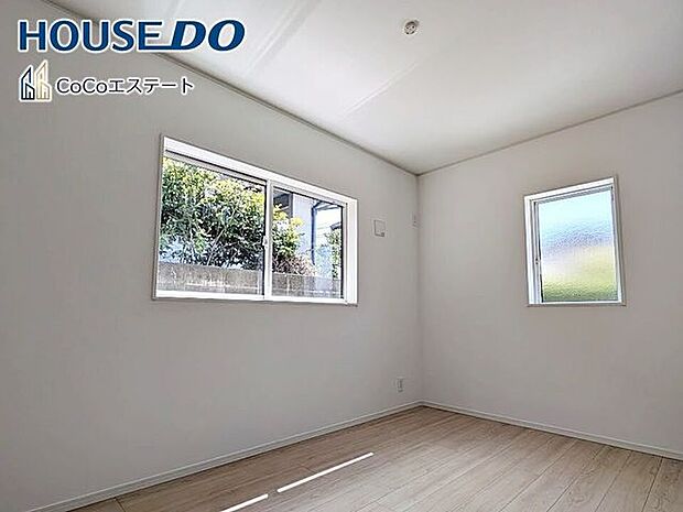 □■洋室■□5帖の洋室です♪お子様のお部屋や趣味のお部屋などとして使えるナチュラルなデザインです。自分好みの空間に仕上げるワクワク感も◎