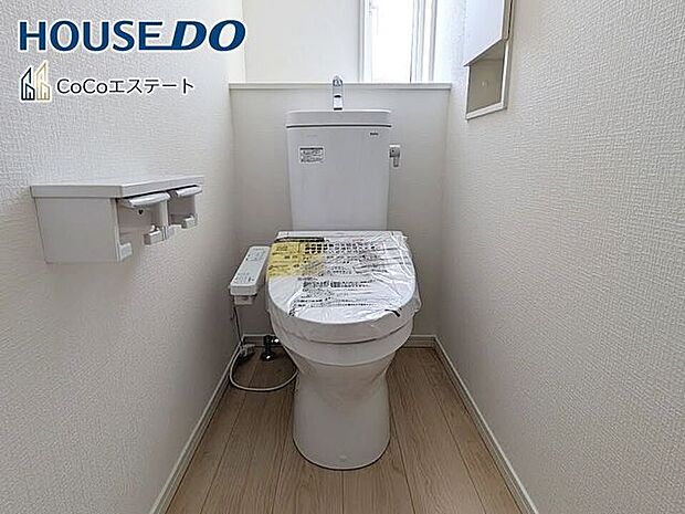 □■トイレ■□温水洗浄便座付きトイレ♪冬場や冷え込む時期にもお尻を温かく快適に保ちます。また、汚れにくく掃除しやすい設備です。