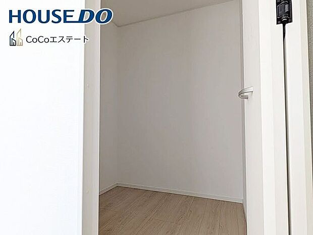 □■収納■□ウォークインクローゼット♪普段使いのお洋服や小物はもちろん、シーズンオフのものまでしっかり収納できる頼もしいスペースです。