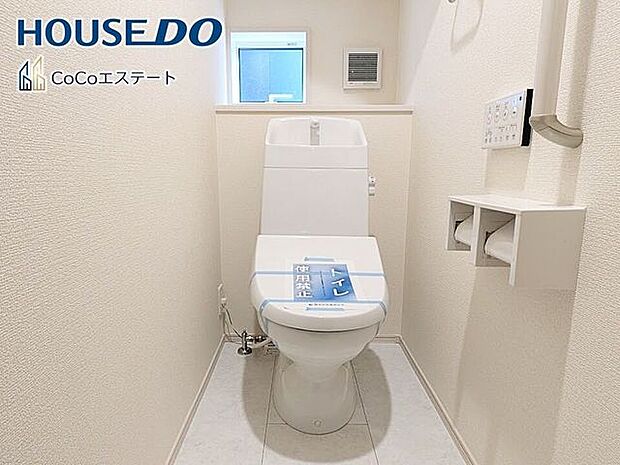 □■トイレ■□温水洗浄便座付きトイレ♪冬場や冷え込む時期にもお尻を温かく快適に保ちます。また、汚れにくく掃除しやすい設備です。
