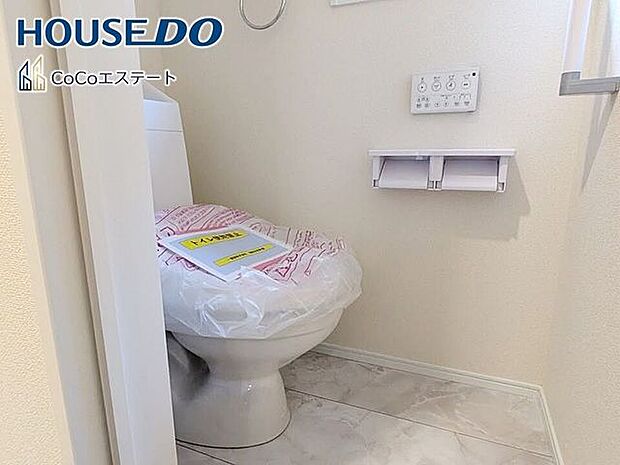□■トイレ■□温水洗浄便座付きトイレ♪冬場や冷え込む時期にもお尻を温かく快適に保ちます。また、汚れにくく掃除しやすい設備です。