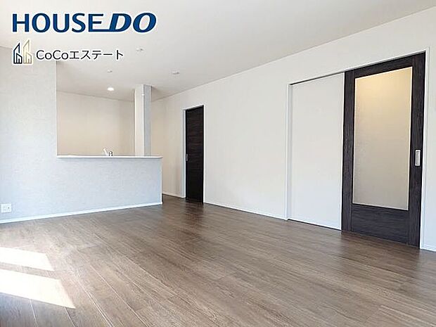 □■リビング■□ご家族が集まる中心となる開放的なリビング♪大きなテレビを置いたり、家具選びにこだわったりと楽しみが広がりますね。