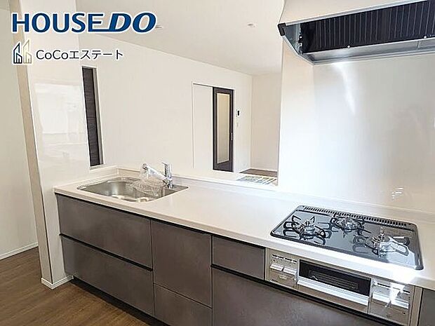 □■キッチン■□お料理をもっと効率的に♪浄水器付き蛇口、グリル付き3口コンロと充実の設備が標準装備です。