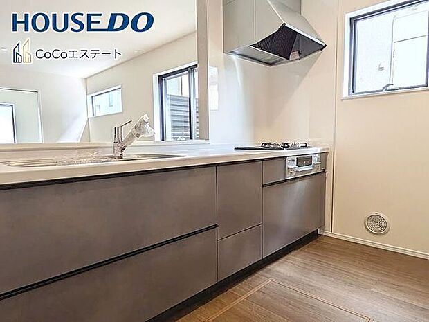 □■キッチン■□広々スペースでお子様と並んで楽しくお料理もできます。