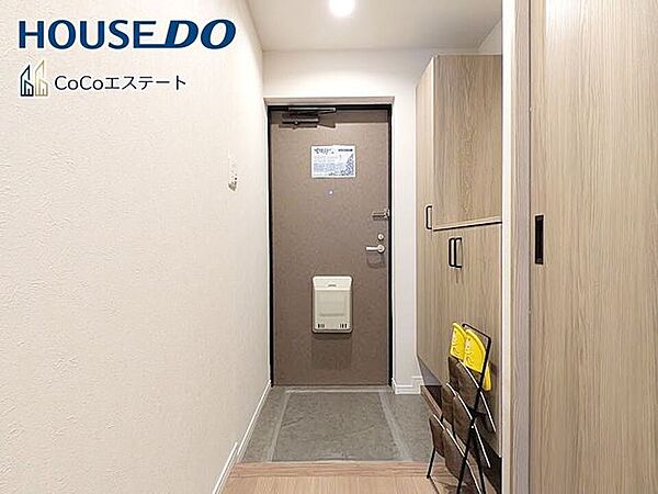 □■玄関■□いつでもスッキリとした玄関でお出迎え♪散らかりがちな玄関がスッキリ片付く収納力の高い玄関収納が備え付けられてます。