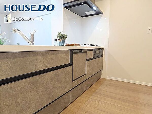 □■キッチン■□人気のカウンターキッチン♪ご家族との会話を楽しみながら、お子様を見守りながらお料理できます。