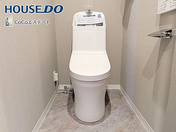 □■トイレ■□温水洗浄便座付きトイレ♪冬場や冷え込む時期にもお尻を温かく快適に保ちます。また、汚れにくく掃除しやすい設備です。