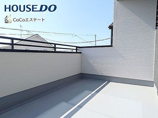 □■バルコニー■□南に大きく面したバルコニー♪家族みんなのお洗濯物もお布団も、あっという間におひさまの香りに◎