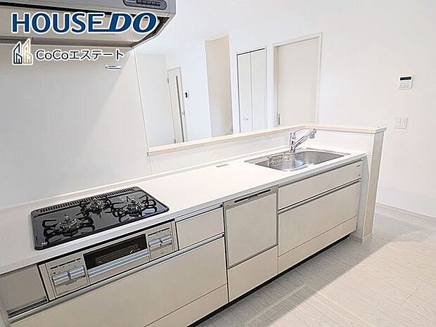 □■キッチン■□お料理をもっと効率的に♪浄水器付き蛇口、食洗器、グリル付き3口コンロと充実の設備が標準装備です。