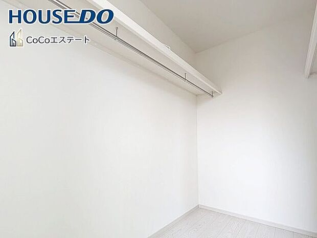 □■収納■□6帖の洋室のウォークインクローゼット♪普段使いのお洋服や小物はもちろん、シーズンオフのものまでしっかり収納できる頼もしいスペースです。