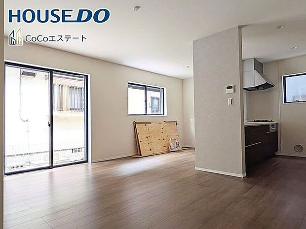 □■リビング■□大切な家族が集まるからこそLDKにはこだわりたいですね。窓が多い設計は様々な角度から光を取り込めるこだわりの間取りです。