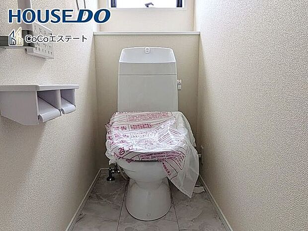 □■トイレ■□温水洗浄便座付きトイレ♪冬場や冷え込む時期にもお尻を温かく快適に保ちます。また、汚れにくく掃除しやすい設備です。