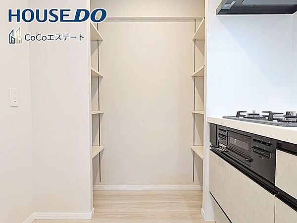 □■収納■□パントリーです♪キッチン用品や食品のストックに使用できます。可動棚付きでしっかり隅々まで収納できるのも嬉しいですね。