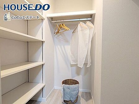 □■収納■□ウォークインクローゼット♪普段使いのお洋服や小物はもちろん、シーズンオフのものまでしっかり収納できる頼もしいスペースです。