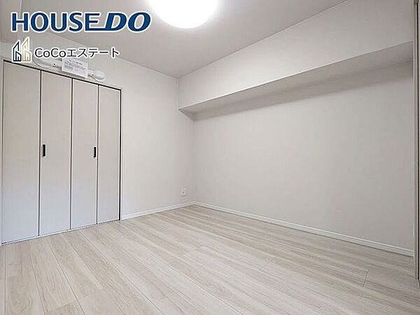 □■洋室■□5帖の洋室です♪お子様のお部屋や趣味のお部屋などとして使えるナチュラルなデザインです。自分好みの空間に仕上げるワクワク感も◎