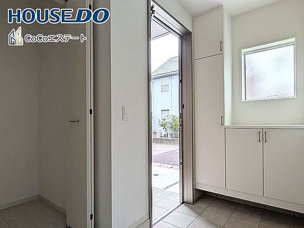 □■玄関■□いつでもスッキリとした玄関でお出迎え♪散らかりがちな玄関がスッキリ片付く収納力の高い玄関収納が備え付けられてます。