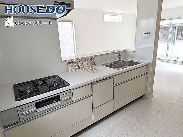 □■キッチン■□お料理をもっと効率的に♪浄水器付き蛇口、食洗器、グリル付き3口コンロと充実の設備が標準装備です。