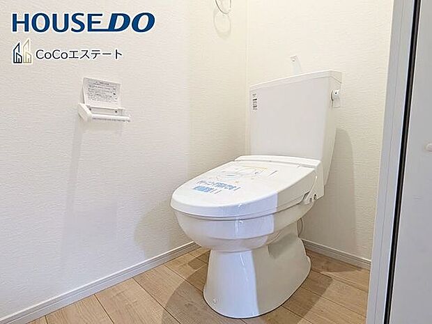 □■トイレ■□温水洗浄便座付きトイレ♪冬場や冷え込む時期にもお尻を温かく快適に保ちます。また、汚れにくく掃除しやすい設備です。