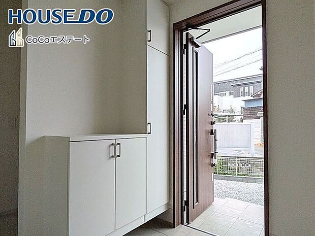 □■玄関■□いつでもスッキリとした玄関でお出迎え♪散らかりがちな玄関がスッキリ片付く収納力の高い玄関収納が備え付けられてます。