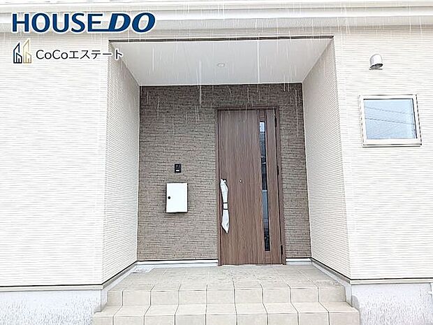 □■玄関■□雨除けに便利な屋根付き!