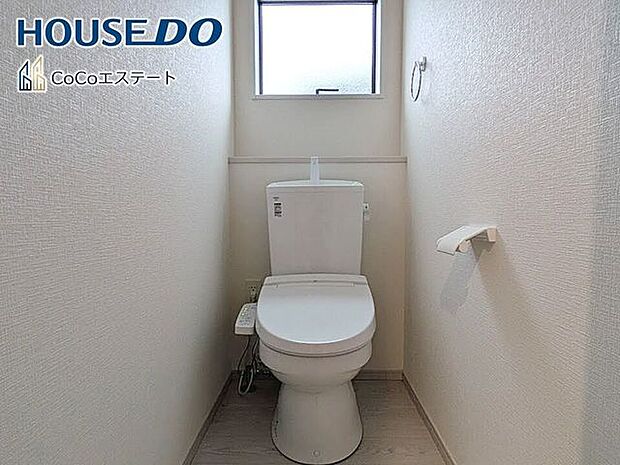 □■トイレ■□温水洗浄便座付きトイレ♪冬場や冷え込む時期にもお尻を温かく快適に保ちます。また、汚れにくく掃除しやすい設備です。