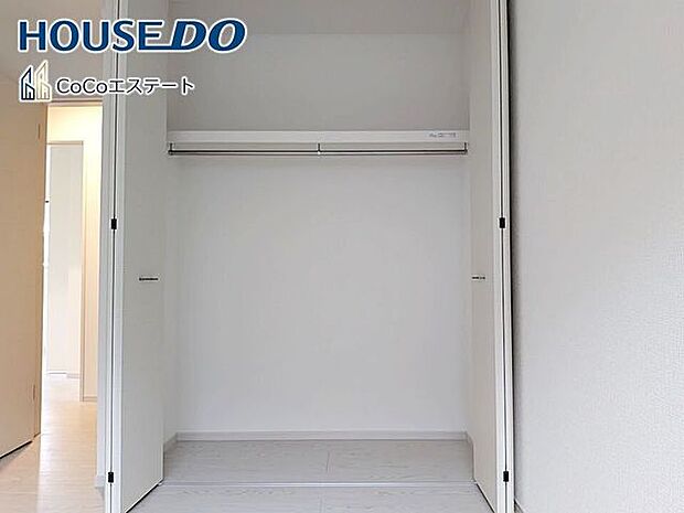 □■収納■□5.2帖の洋室のクローゼット♪各部屋にクローゼット完備。ゆとりの収納で、お部屋がスッキリ片付きます。