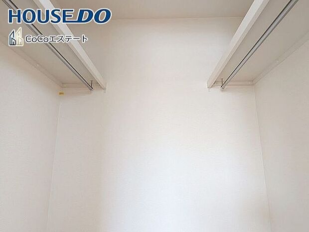 □■収納■□8帖の洋室のウォークインクローゼットです♪各部屋にクローゼット完備♪ゆとりの収納で、お部屋がスッキリ片付きます。