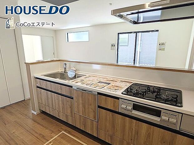 □■キッチン■□お料理をもっと効率的に♪浄水器付き蛇口、食洗器、グリル付き3口コンロと充実の設備が標準装備です。