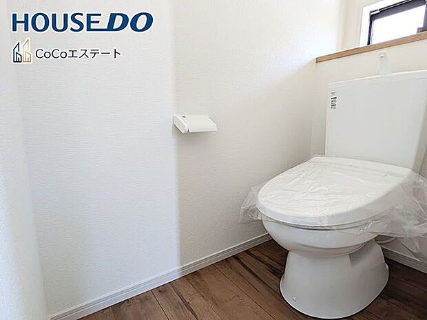 □■トイレ■□温水洗浄便座付きトイレ♪冬場や冷え込む時期にもお尻を温かく快適に保ちます。また、汚れにくく掃除しやすい設備です。