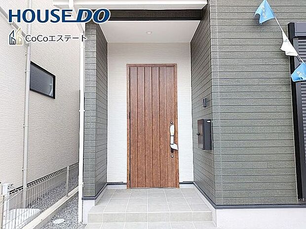 □■玄関■□雨除けに便利な屋根付き!