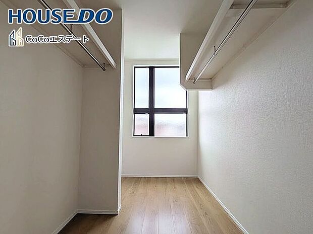 □■収納■□7.8帖の洋室のウォークインクローゼットです♪普段使いのお洋服や小物はもちろん、シーズンオフのものまでしっかり収納できる頼もしいスペースです。