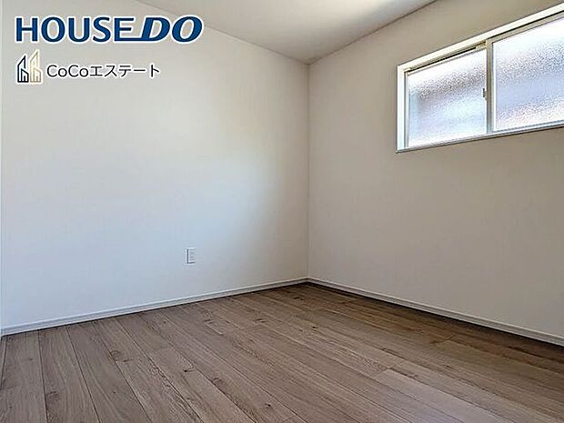 □■洋室■□5.2帖の洋室です♪お子様のお部屋や趣味のお部屋などとして使えるナチュラルなデザインです。自分好みの空間に仕上げるワクワク感も◎