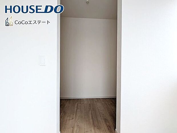 □■収納■□ウォークインクローゼット♪普段使いのお洋服や小物はもちろん、シーズンオフのものまでしっかり収納できる頼もしいスペースです。