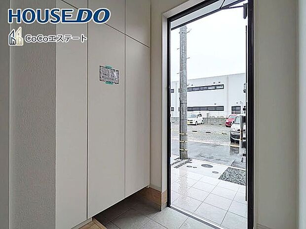 □■玄関■□いつでもスッキリとした玄関でお出迎え♪散らかりがちな玄関がスッキリ片付く収納力の高い玄関収納が備え付けられてます。