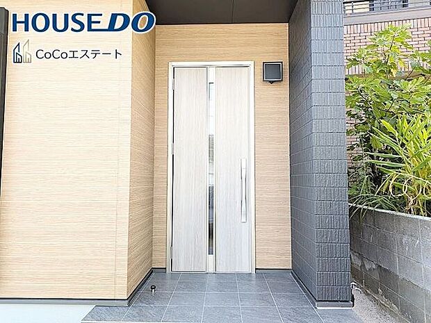 □■玄関■□雨除けに便利な屋根付き！