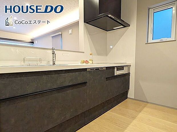 □■キッチン■□お料理をもっと効率的に♪浄水器付き蛇口、食洗器、グリル付き3口コンロと充実の設備が標準装備です。