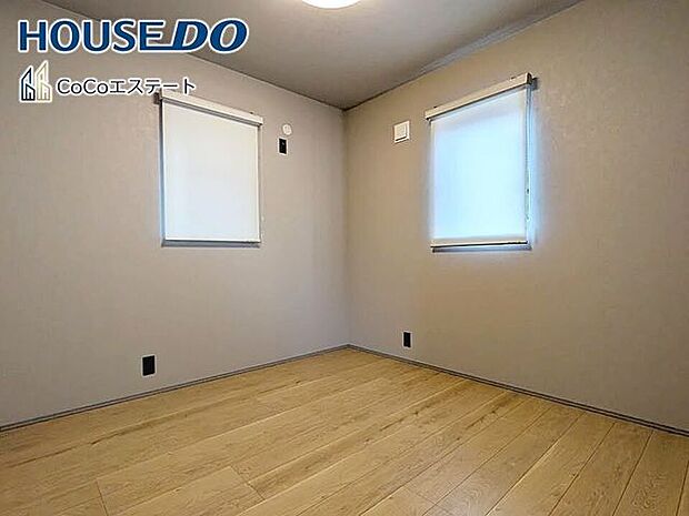 □■洋室■□5帖の洋室です♪お子様のお部屋や趣味のお部屋などとして使えるナチュラルなデザインです。自分好みの空間に仕上げるワクワク感も◎